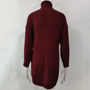 Detailansicht des weinroten Midi-Rollkragenpullovers aus Rippstrick, die Rückseite.