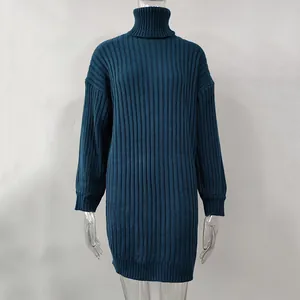 Detailansicht der blaugrünen Rollkragen-Strickkleid mit Rippenmuster für Damen.