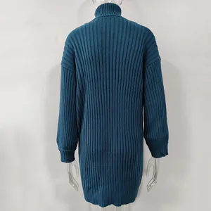 Rückansicht des blaugrünen Rollkragen-Strickkleides mit Rippenstruktur und Ärmeln.