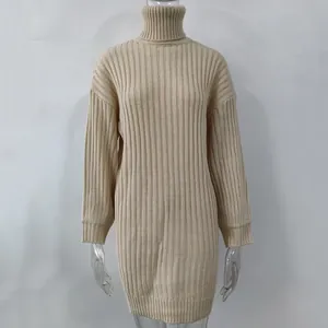 Nahaufnahme eines beigen Strickkleides mit Rollkragen, langen Ärmeln und geripptem Muster.