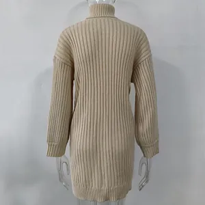 Detail der Rückseite eines beigen Rollkragenpullovers mit gerippter Strickstruktur