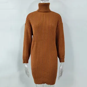 Detaillierte Ansicht eines karamellfarbenen Rollkragen-Strickkleides mit Rippenmuster
