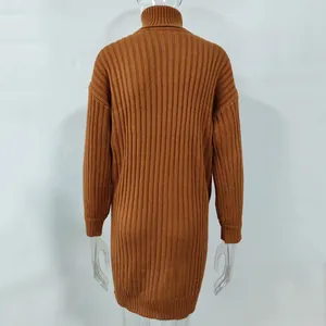 Rückansicht des rostorangen Rollkragen-Strickkleides mit vertikalem Rippenmuster