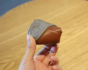 Nahaufnahme flexibler brauner Lauflernschuhe mit weicher Sohle zur Demonstration.