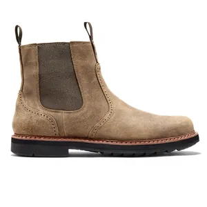 Profilo laterale dettagliato di stivaletti Chelsea in camoscio marrone con decorazioni brogue