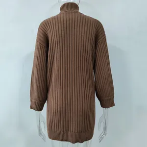 Rückansicht eines klassischen braunen Rollkragen-Strickkleids in schicker Rippenstrick-Optik