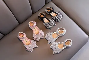 Detailweergave van meisjes prinsessenschoenen met strasvlinder in roze, zwart en zilver