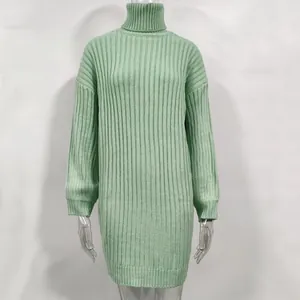 Detailaufnahme eines mintgrünen Rollkragenpullover-Kleides mit langen Ärmeln.