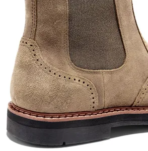 Primo piano dettagliato del tallone dello stivale Chelsea in pelle scamosciata brogue.