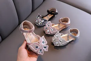 Vue détaillée de chaussures de princesse pour filles avec strass papillon et perles