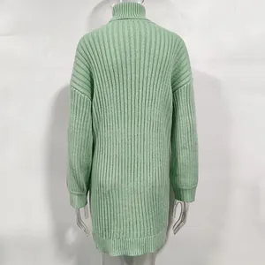 Rückansicht eines grünen Rippstrick-Rollkragenpullovers im langärmeligen Mid-Length-Design.