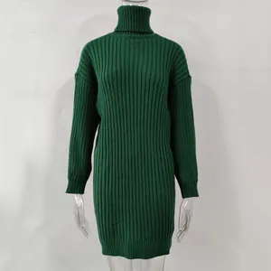 Dunkelgrünes, geripptes Rollkragenkleid, langärmliges, mittellanges Strickkleid
