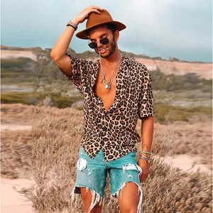 Detail van een casual herenshirt met korte mouwen en trendy luipaardprint-patroon