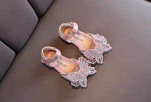 Detail van roze glitter prinsessenschoenen voor meisjes met strass vlinder detail