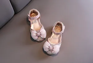 Vista detallada de zapatos de princesa rosas para niñas con lazo de diamantes