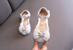 Zapatos de princesa plateados para niña con un elegante lazo de perlas y pedrería