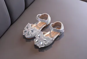 Chaussures de princesse argentées pour filles avec papillon en strass et décor de perles