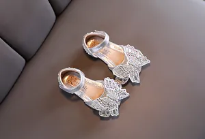 Elegante zilveren prinsessenschoenen voor meisjes met strasvlinder en parelafwerking