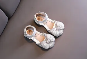 Zapatos de princesa plateados para niña con perlas y pedrería