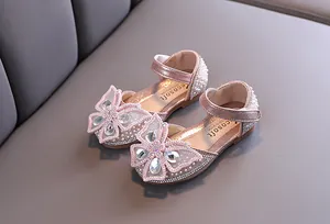 Vue détaillée des chaussures de princesse roses à paillettes pour filles avec perles