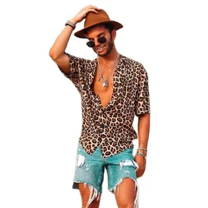Stijlvol herenoverhemd met luipaardprint, korte mouwen, reverskraag voor zomerse strandoutfits