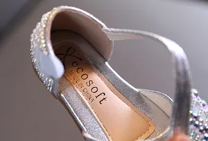 Gedetailleerd aanzicht van zilveren prinsessenschoenen voor meisjes met parels en strass