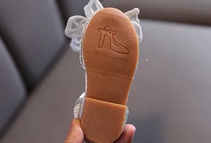 Gedetailleerd beeld van antislip rubberen zool voor zilveren prinsessenschoenen