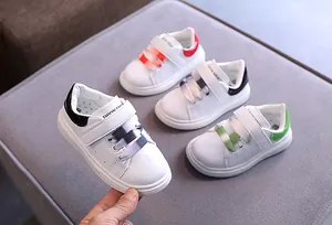 Vista dettagliata delle scarpe sportive in pelle bianca per bambini in vari colori