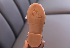 Gros plan sur la semelle antidérapante taille 25 des chaussures de princesse