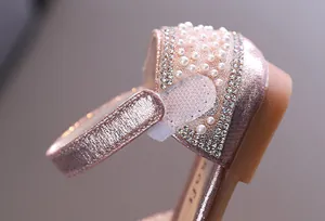 Vue détaillée d'une chaussure de princesse rose pour fille avec perles, strass et velcro