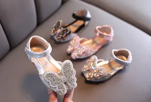 Nahaufnahme funkelnder Prinzessinnenschuhe mit Strass-Schmetterling für Mädchen in mehreren Farben