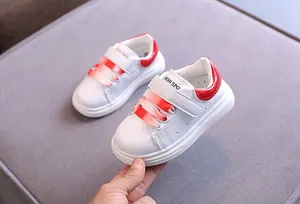 Sneakers da bambino in pelle bianca con lacci sfumati rossi