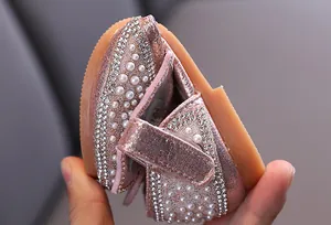 Gros plan de chaussures de princesse pour filles avec perles et strass.