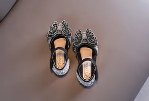 Detailansicht funkelnder schwarzer Strass-Prinzessinnenschuhe für Mädchen mit eleganten Schleifen.