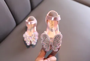 Detailansicht von rosa Prinzessinnenschuhen für Mädchen mit Strass-Schmetterling