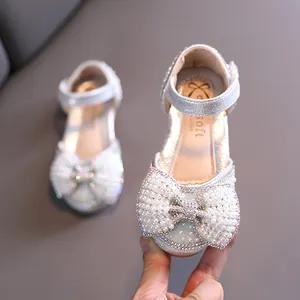 Zapatos de princesa plateados para niña con lazo grande de perlas y pedrería brillante