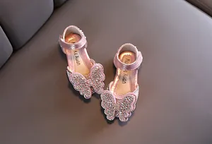 Detailansicht der rosa glitzernden Prinzessinnenschuhe für Mädchen mit Schmetterling