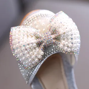 Zapatos de princesa plateados para niñas con lazo de perlas y pedrería brillante.