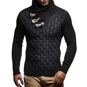 Primer plano de suéter de punto negro para hombre con cuello desbocado y alamares