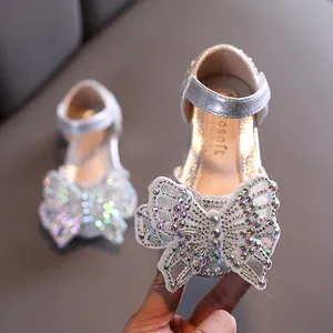 Elegante zilveren prinsessenschoenen voor meisjes met een fonkelende strass-vlinder