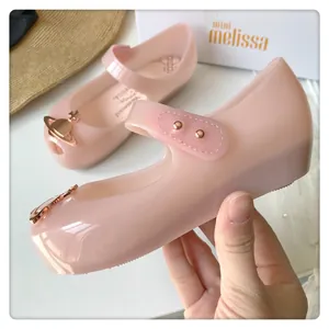 Primer plano de sandalias jelly rosas con el icónico logotipo de Vivienne Westwood