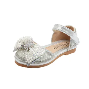 Zapatos de princesa plateados para niñas con lazo de perlas y detalles de diamantes