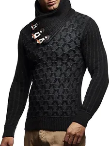 Detalle de jersey negro de hombre con cuello vuelto, hebillas de cuero y tejido de panal.