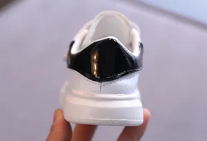 Primo piano del dettaglio del tacco delle sneakers bianche in ecopelle per bambini