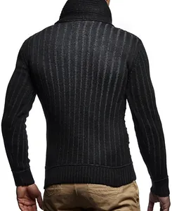 Vista trasera de un jersey de cuello alto de punto acanalado para hombre, gris oscuro, slim