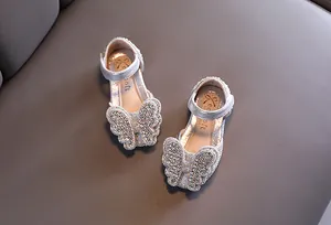 Elegante silberne Mädchen Prinzessinnenschuhe mit funkelndem Strass-Schmetterling