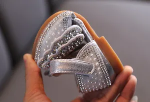 Detail flexibler silberner Strass-Prinzessinnenschuhe für Mädchen mit Perlenakzenten