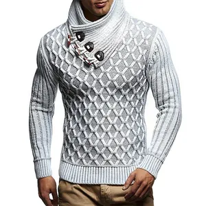 Vista detallada de los botones de cuerno decorativos y cuello alto en jersey blanco para hombre.