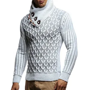 Detalle de un suéter de punto para hombre con cuello alto y hebillas de cuero.
