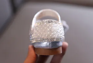 Detailansicht der silbernen Mädchen-Prinzessin-Schuhe mit Perlen und Strasssteinen